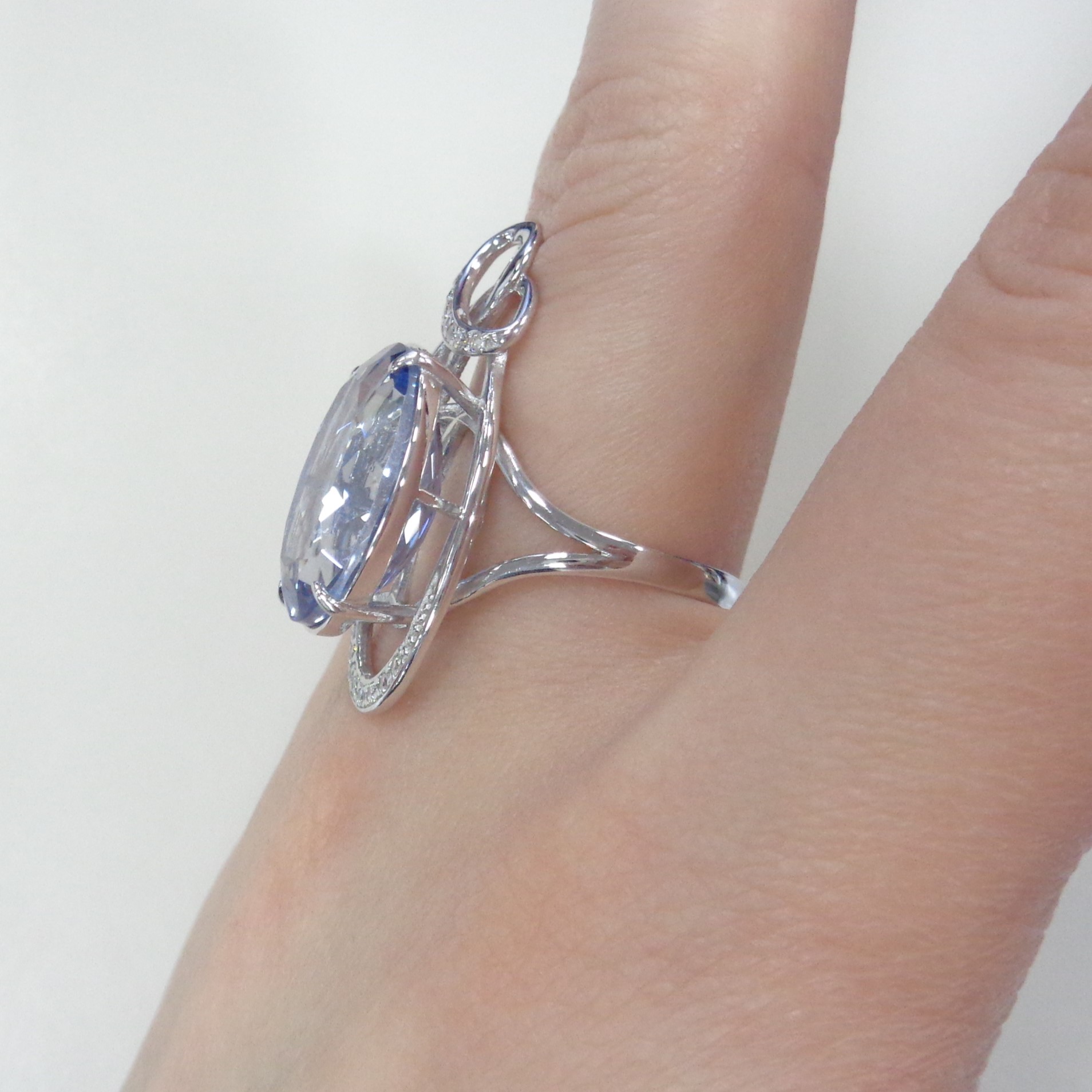 Серебряное кольцо с синим горным хрусталем